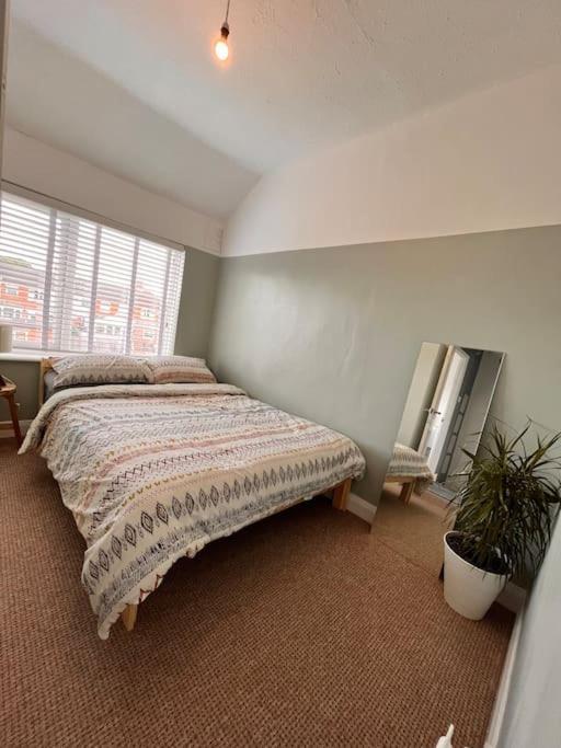 Two Bedroom Terrace House With Parking Holiday home *